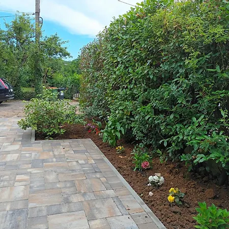 Jane's Garden Apartman